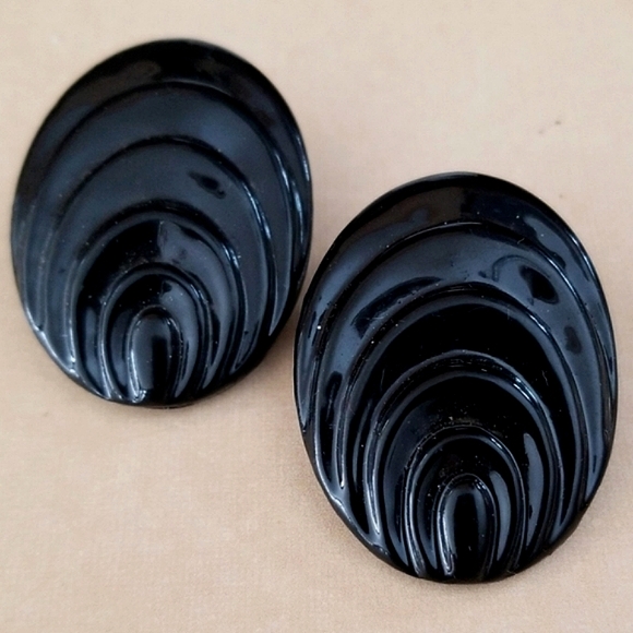 Vintage 1950s Mid Century Black Acrylic Clip Earrings - Picture 5 of 12
